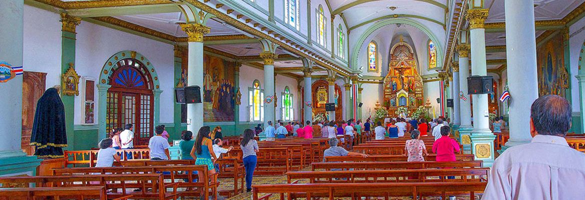 people attending mass at the alajuela church 4